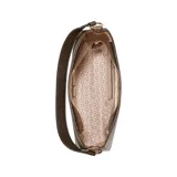 Cartera de hombro Guess modelo Tana, con estampado del logo de la marca en marrón y detalles en marrón oscuro. Cuenta con cierre superior, bolsillo interno con cierre y charm colgante con el logo de la marca.