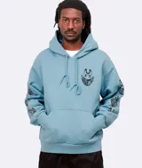 Buzo hoodie Carhartt WIP color celeste con capucha ajustable con cordón, bolsillo tipo canguro y estampado del logo en el pecho y en las mangas.