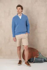 Sweater azul de algodón pigmentado con medio cierre y cuello alto.