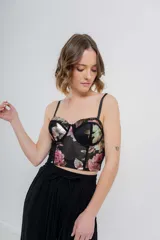 Top tipo corset con estampa floral, confeccionado en tul elástico con estructura interna y copas armadas. Breteles regulables y cierre con triple hilera de broches en espalda.