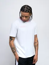 Remera color arena de corte clásico con cuello redondo ribeteado en blanco y logo Umbro estampado en el pecho.