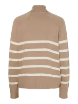 Sweater de punto color beige con rayas horizontales blancas, cuello alto y mangas largas.