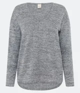 Blusa gris de viscosa texturizada, con mangas largas y escote en pico.