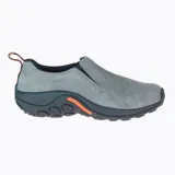 Mocasines grises de gamuza con suela de goma negra y detalles en naranja.
