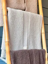 Ruana color marfil hecha de 100% baby alpaca, con medidas de 100 x 150 cm. Tejida en Uruguay con hilado de Perú.