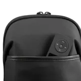 Bandolera negra de poliéster y simil cuero, con diseño ultrafino y ligero. Cuenta con correas reforzadas para uso izquierdo o derecho, bolsillo delantero con velcro, bolsillo trasero antirobo con cierre y espacio para tablets de hasta 7 pulgadas.