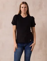 Remera de modal negra, marca Tahari, con cuello redondo y mangas cortas abullonadas con puño.