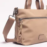 Bolso tipo shopper/bandolera color beige/caqui, con dos asas cortas de tela y una correa larga ajustable y desmontable. Presenta un bolsillo horizontal con cierre en la parte frontal y un parche rectangular de material liso en la parte inferior central.