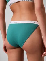 Conjunto Calvin Klein de ropa interior, compuesto por un corpiño triangular de algodón acanalado color verde esmeralda con elástico blanco con logo de la marca y una tanga de algodón acanalado color verde esmeralda con elástico blanco con logo de la marca.