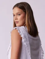 Blusa blanca texturizada de la marca Marissa Olivia. Presenta apliques de crochet en la parte delantera y un detalle fruncido en el ruedo.