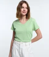 Blusa blanca de algodón con cuello en V, manga corta y bolsillo frontal.