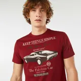 Camiseta roja de manga corta con cuello redondo y estampado de un auto clásico y texto en el frente.