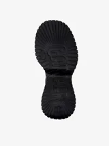 Zapato deportivo de piel vacuna color negro, con plantilla reciclada OrthoLite y suela XL EXTRALIGHT de EVA con diseño plisado. Cuenta con un tacón de 6,6 cm y forro interior de piel vacuna.