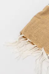 Lona de playa rectangular con diseño estampado a rayas rojas y blancas.