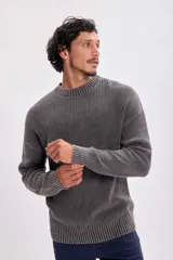 Sweater gris oscuro de punto fantasía con cuello redondo y mangas largas.