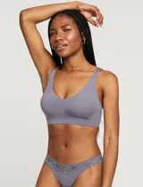 Bralette de lycra color lila, sin aro, marca Montelle. Tiene copas internas removibles, breteles regulables y cierre trasero de tres posiciones.