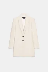 Blazer larga negra con cuello solapa, manga larga y bolsillos de vivo en el delantero. Cierre frontal con dos botones plateados.