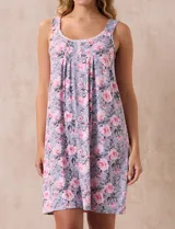 Camisón corto de tejido suave color lila con estampado de manchas difuminadas. Tiene escote redondo con botones y detalle plisado en el pecho.