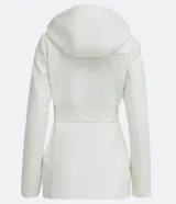 Campera alargada color blanco, confeccionada en polivelour, con cuello alto doblable, mangas largas, abotonado frontal doble, bolsillos y cinturón.