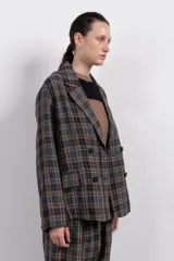 Blazer de corte relajado con estampa tartán, diseño cruzado y hombros caídos.