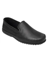Mocasín de cuero negro con costuras a la vista.