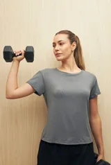Remera deportiva gris de manga corta con cuello redondo y corte entallado.