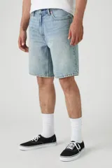 Bermuda de jean celeste con lavado claro, corte relaxed y ruedo desflecado.