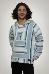 Buzo con capucha a rayas horizontales en tonos gris y blanco.
