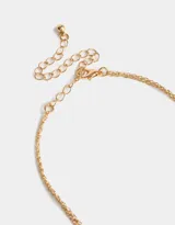 Collar corto doble dorado con dijes de corazones y ramillete de corazones.