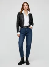 Cinturón de efecto cuero color negro con detalle de tachas plateadas circulares en toda su extensión y hebilla metálica plateada. Posee un ancho de 3,5 cm y un diseño de inspiración rockera.