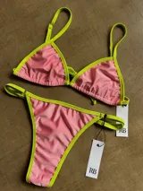 Bikini de lycra rosado claro con ribetes verde manzana.
