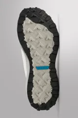 Zapatilla deportiva sin cordones para uso diario y carreras ligeras. Parte superior de tejido de punto transpirable, con puntera y talón recubiertos de material Shield Protect Max. Tirador trasero, plantilla OrthoLite® extraíble, entresuela Spume Foam V3 y suela de goma.