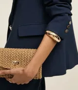 Blazer azul marino de corte sastrero, con solapas con detalle de puntilla en color crema, cierre con un botón dorado y bolsillos delanteros con solapa.