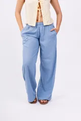 Pantalón palazzo celeste con cintura elástica y bolsillos laterales.