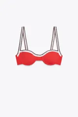 Top de bikini rojo con aros y tirantes regulables. Tiene copas extraíbles, detalle de banda blanca en contraste y pespuntes a tono. Cierre trasero con gancho metálico.