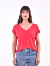 Remera roja de corte holgado con cuello en V y mangas cortas con dobladillo.