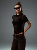 Pantalón negro de corte ancho.