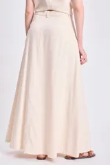 Falda larga de lino color crudo, corte recto y tiro alto.