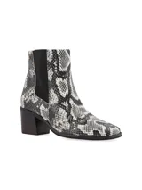 Bota de caña media con estampado de piel de serpiente en tonos marrones, con elásticos laterales negros y taco de madera.