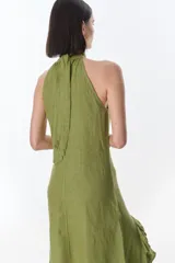 Vestido largo azul de lino, con cuello halter y volados en el ruedo.
