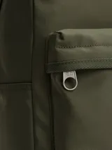Mochila Tommy Jeans Essential color verde militar con base color beige. Tiene un compartimento principal con cierre, un bolsillo frontal con cierre, asa superior y correas acolchadas ajustables.