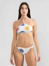 Top de bikini con estampado de flores y rayas verticales, estilo halter con tiras finas y charm floral en el centro.