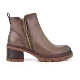 Botas cortas negras de cuero sintético con cierre lateral y taco bajo.