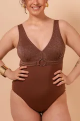 Malla entera negra con escote en V, breteles anchos y detalle de lurex en la parte superior.