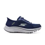 Championes deportivos Skechers Slip-ins Go Run Consistent 2.0 Empowered, color azul marino con detalles en blanco y verde. Diseñados con sistema Heel Pillow, capellada de malla, cordones ajustables, amortiguación Ultra Light y plantilla Air-Cooled Memory Foam.