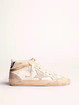 Zapatillas de caña media Golden Goose Mid Star, color blanco hueso con detalles en dorado y gris. Presentan una estrella rosa en el lateral y efecto desgastado en la suela.