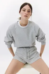 Short deportivo gris melange de felpa liviana de mezcla de algodón, con cintura elástica revestida, cordón para ajustar y bolsillos laterales.