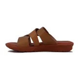 Sandalia de mujer color marrón, estilo casual, con plataforma corrida y capellada ancha de tiras de cuero trenzadas y cruzadas.