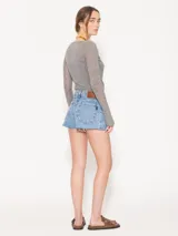 Short de jean de tiro medio y calce relajado, con ruedo al corte.