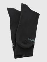 Calcetines de largo medio, tejido grueso, color azul marino con franjas horizontales en gris y verde.